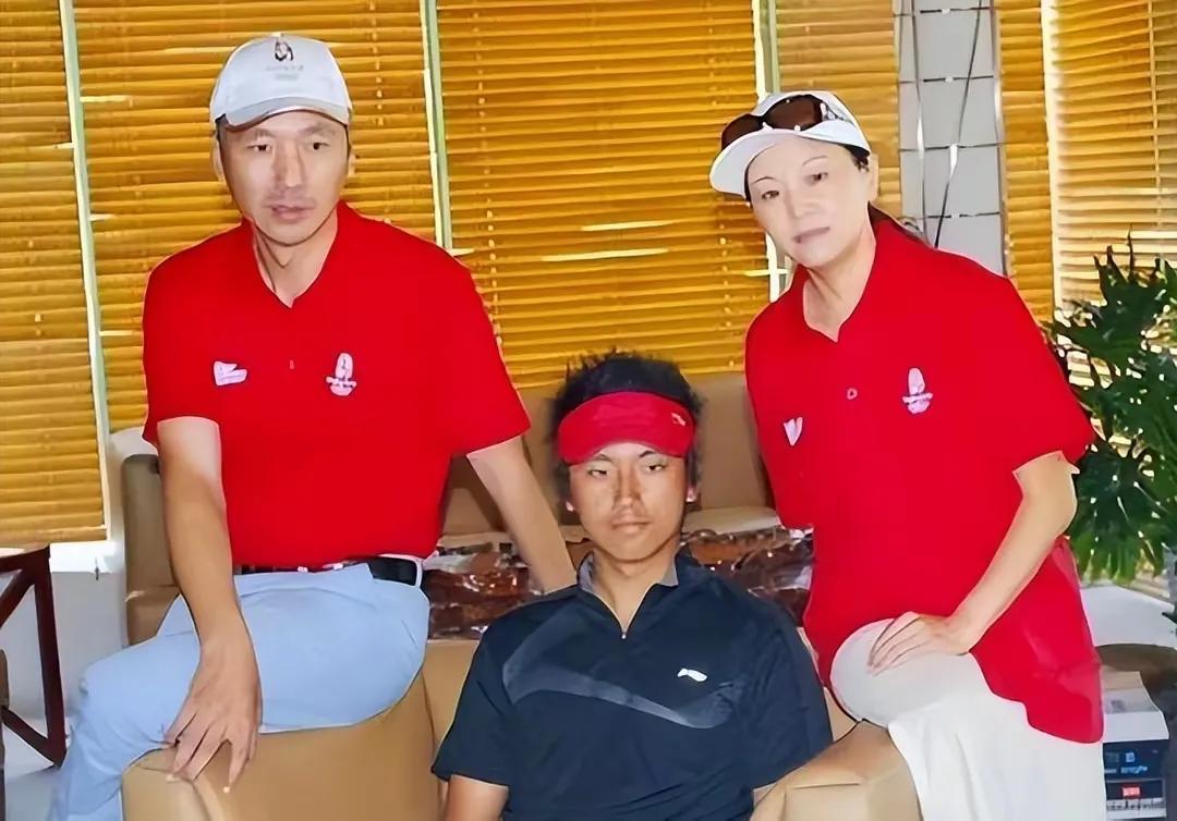 原来，羽毛球王子田秉毅的妻子是她啊！没想到。她可是跳水界的铁娘子，热度一直不减，
