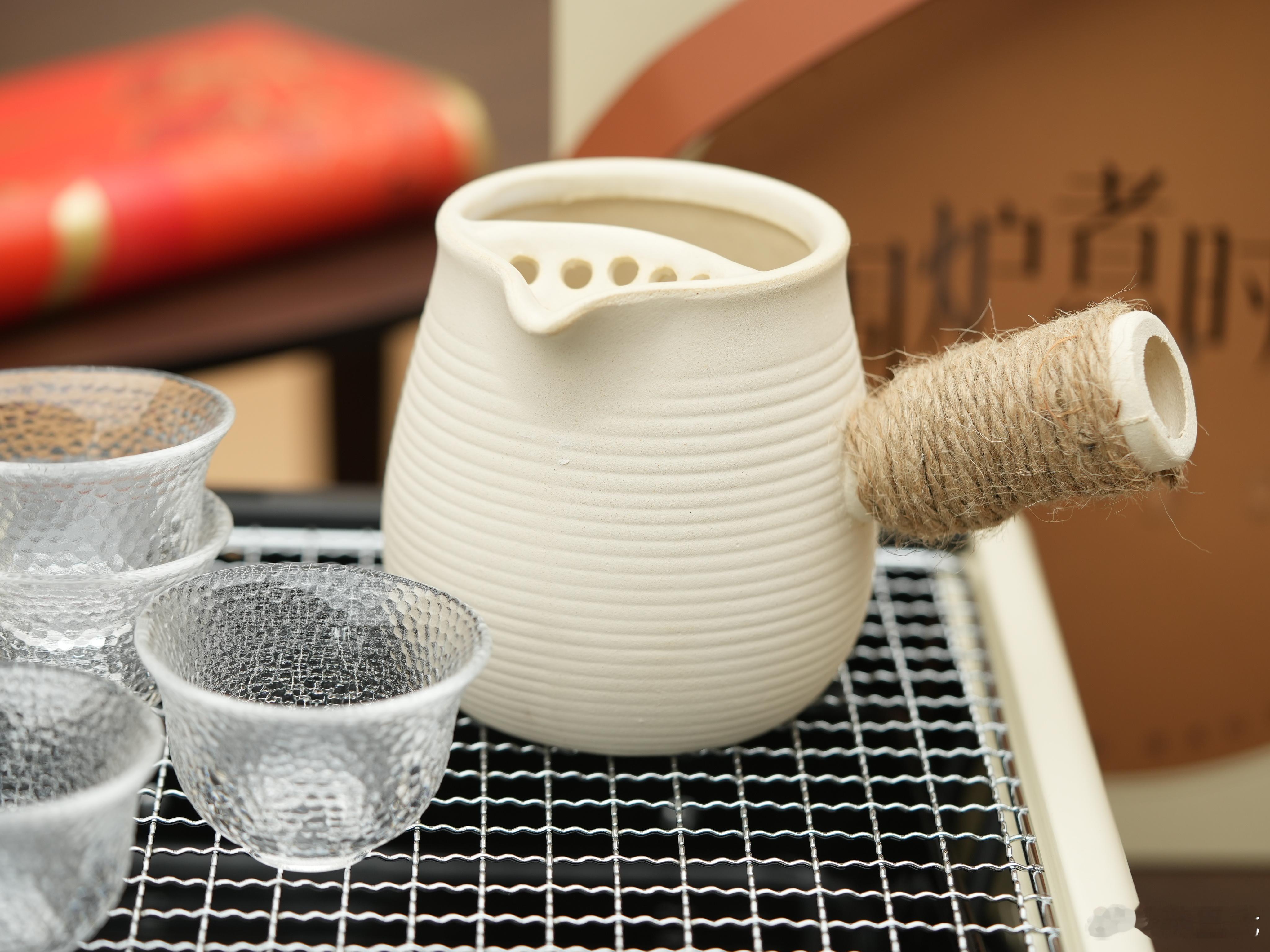 放假没事就容易醒的早，感谢华为的新年礼盒，里面的春联我已经贴上了，还可以围炉煮茶