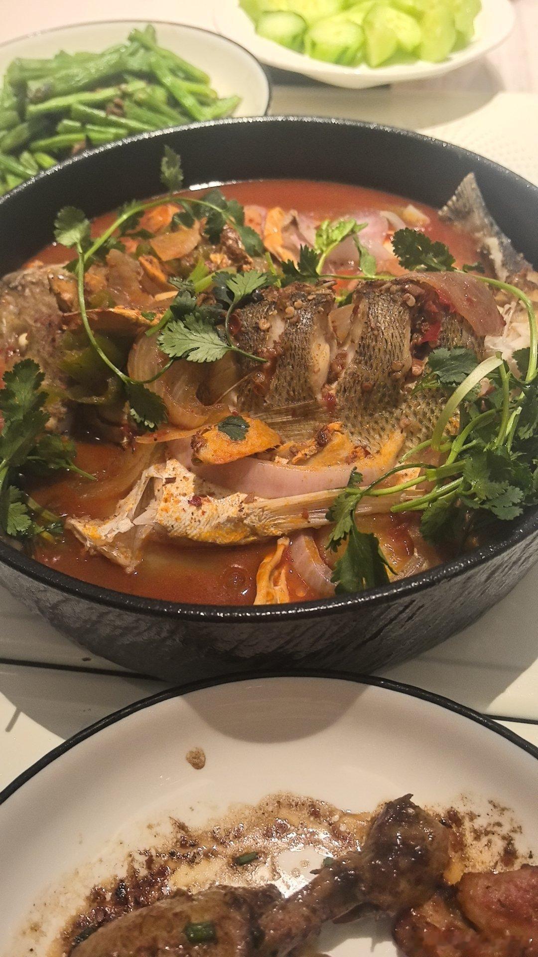 有人投喂了野钓来的海鲈鱼，烤起来真香 