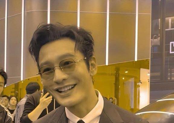 黄晓明考博考了271.34分，评论区一开始差点笑出声。两百多分也能上博士？结果一