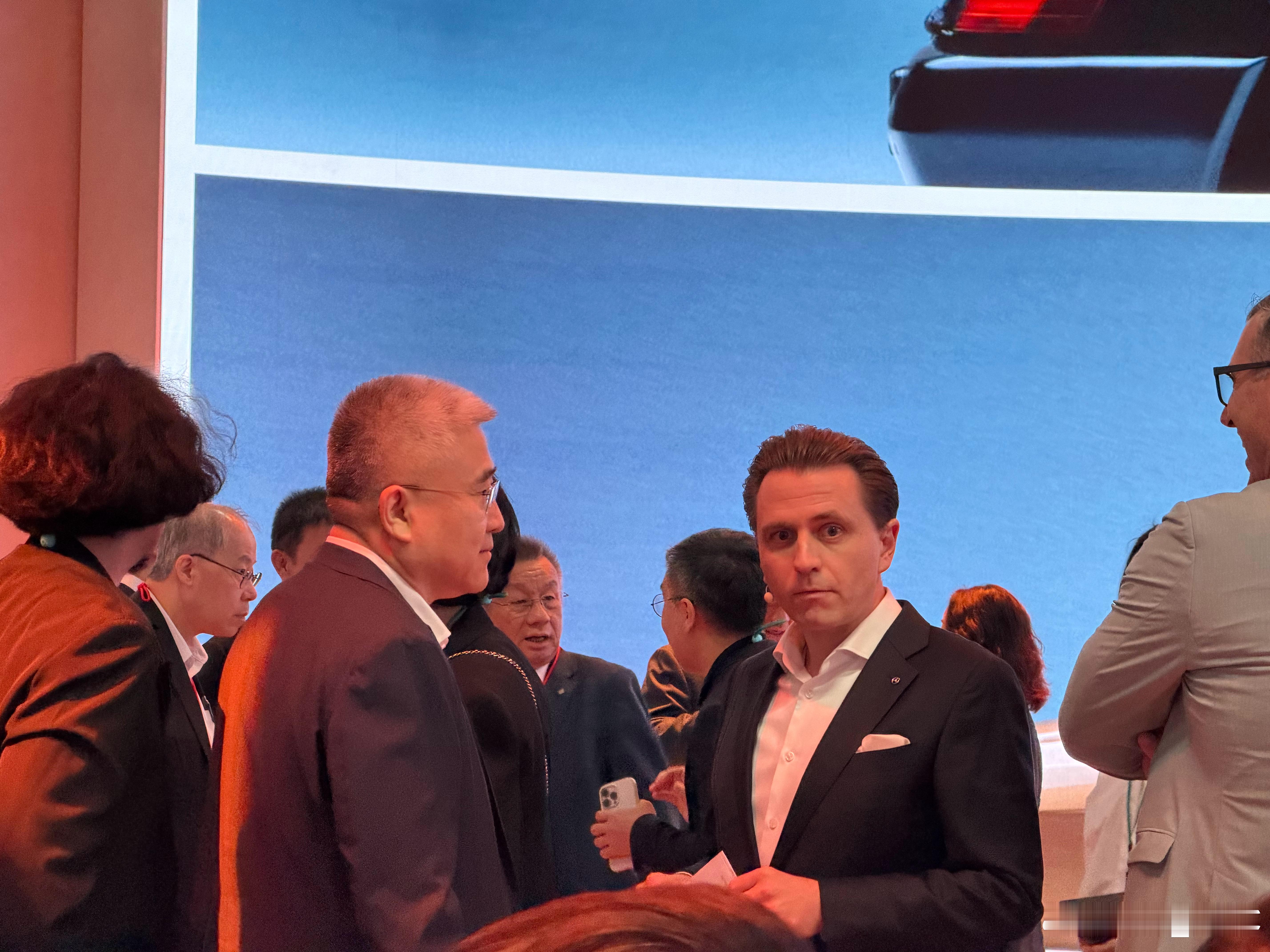 奔驰中国前任CEO段建军，与现任CEO李德思。2026北京车展