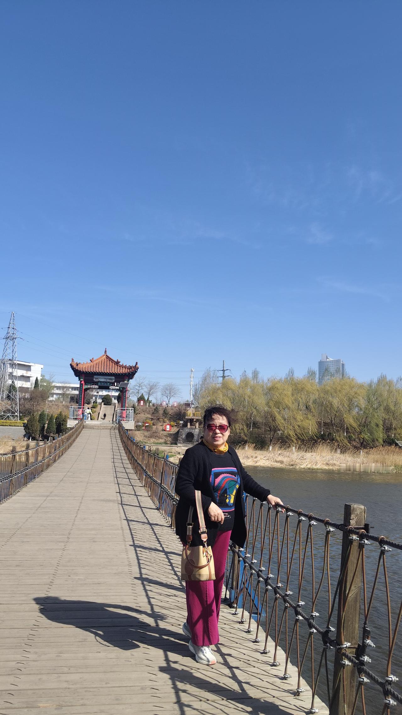 今早晨7点吃完早餐，穿上喜爱的衣服，坐上133路公交车，来到了锦州女儿公园，一片