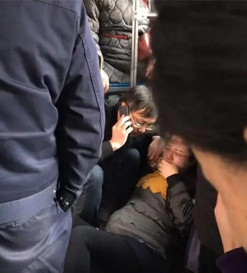 孕妇挤公交，那个不让座的人

早高峰的公交车座的人

早高峰的公交车挤得像沙丁鱼