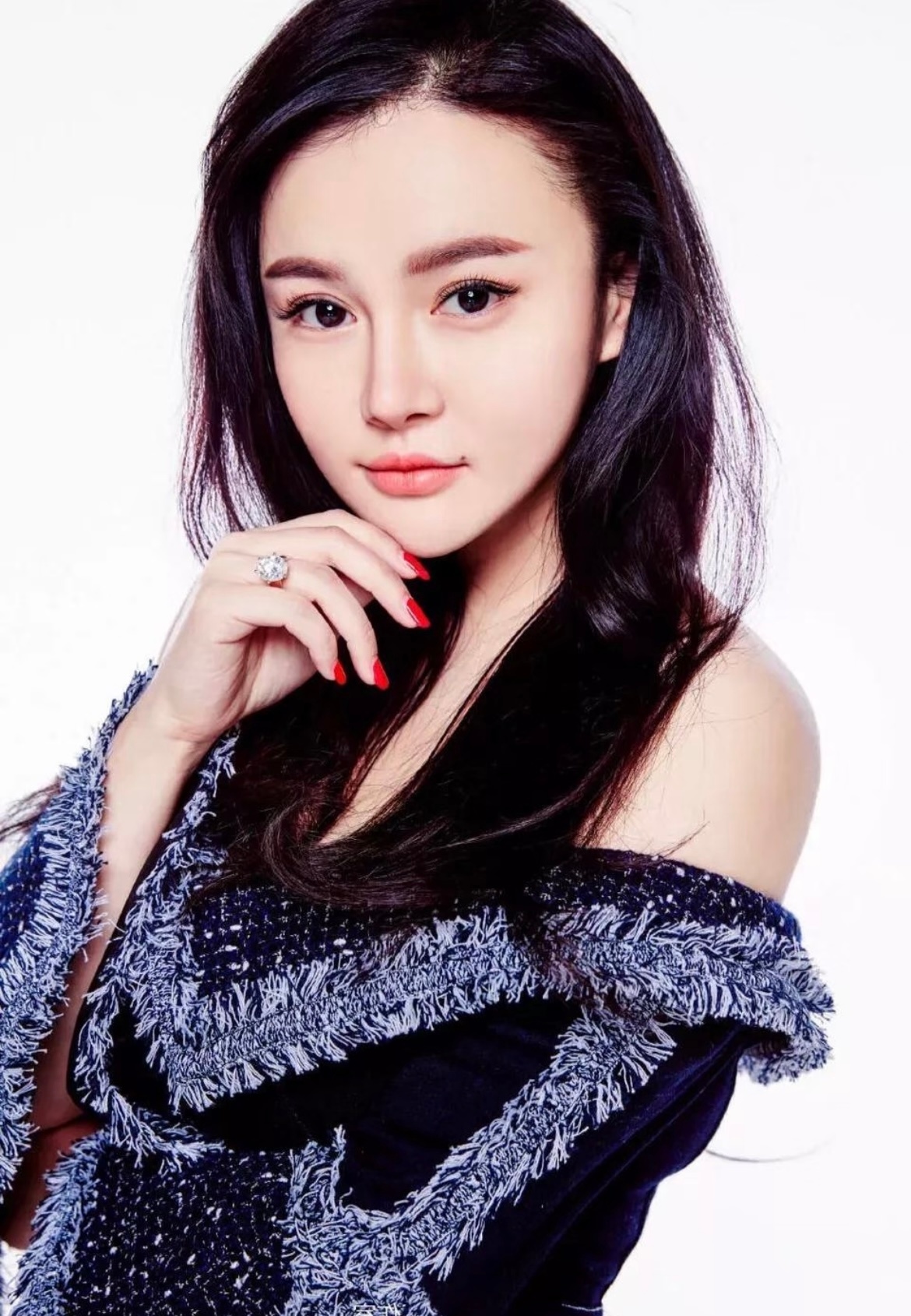 冉莹颖曾是央视财经双语主持人冉莹颖本身是个非常优秀的女孩子，结婚生了孩子被丈夫邹