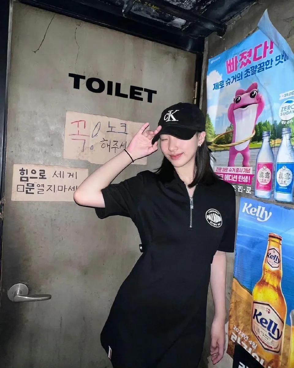 小S女儿Elly秀大长腿，8月14号Elly更新晒出靓照 ，棒球帽T恤搭短裤，一