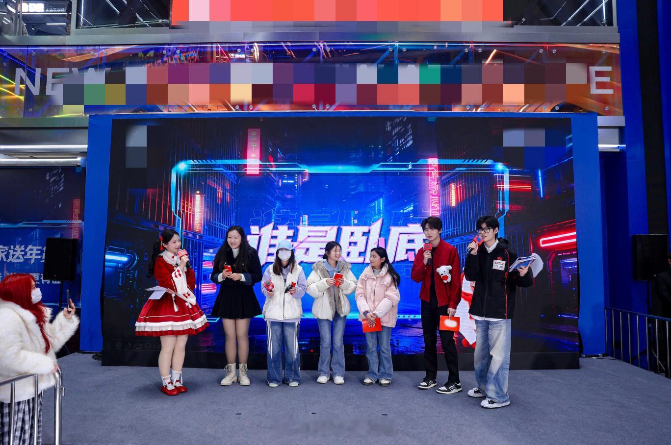 伞兵成都活动与粉丝现场打吃鸡 被伞兵带飞有多爽？现场组队吃鸡，每步操作都稳，全程