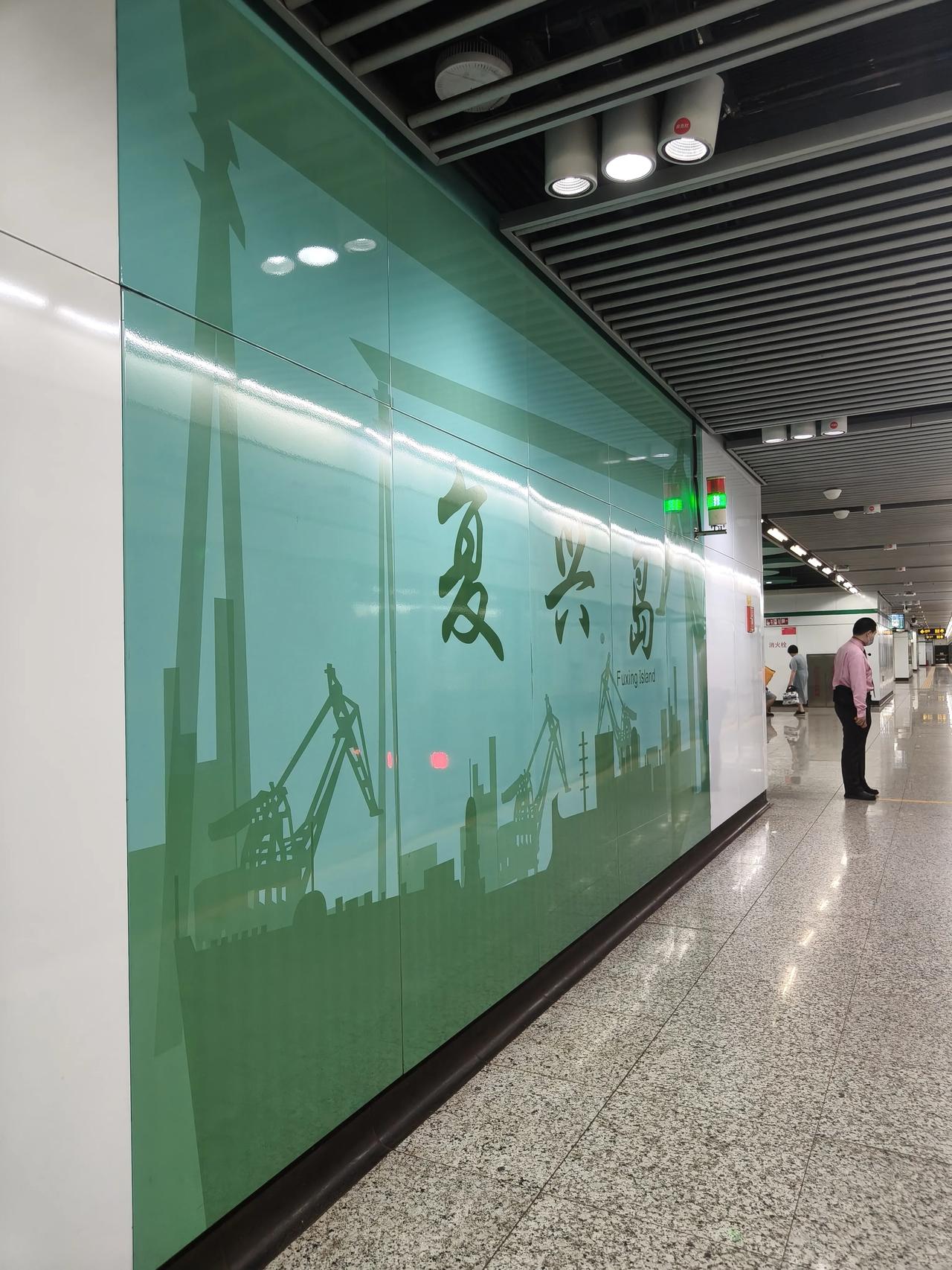我认为性格重要
一个人的性格最终决定他(她）的命运，性格开朗阳光积极向上的人运气