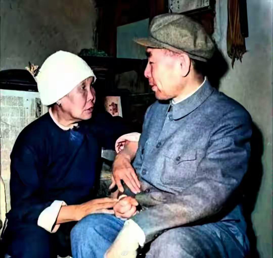 1958年4月，周总理在河南三门峡农村视察，他来到一家农户家里，和农妇亲切交谈，