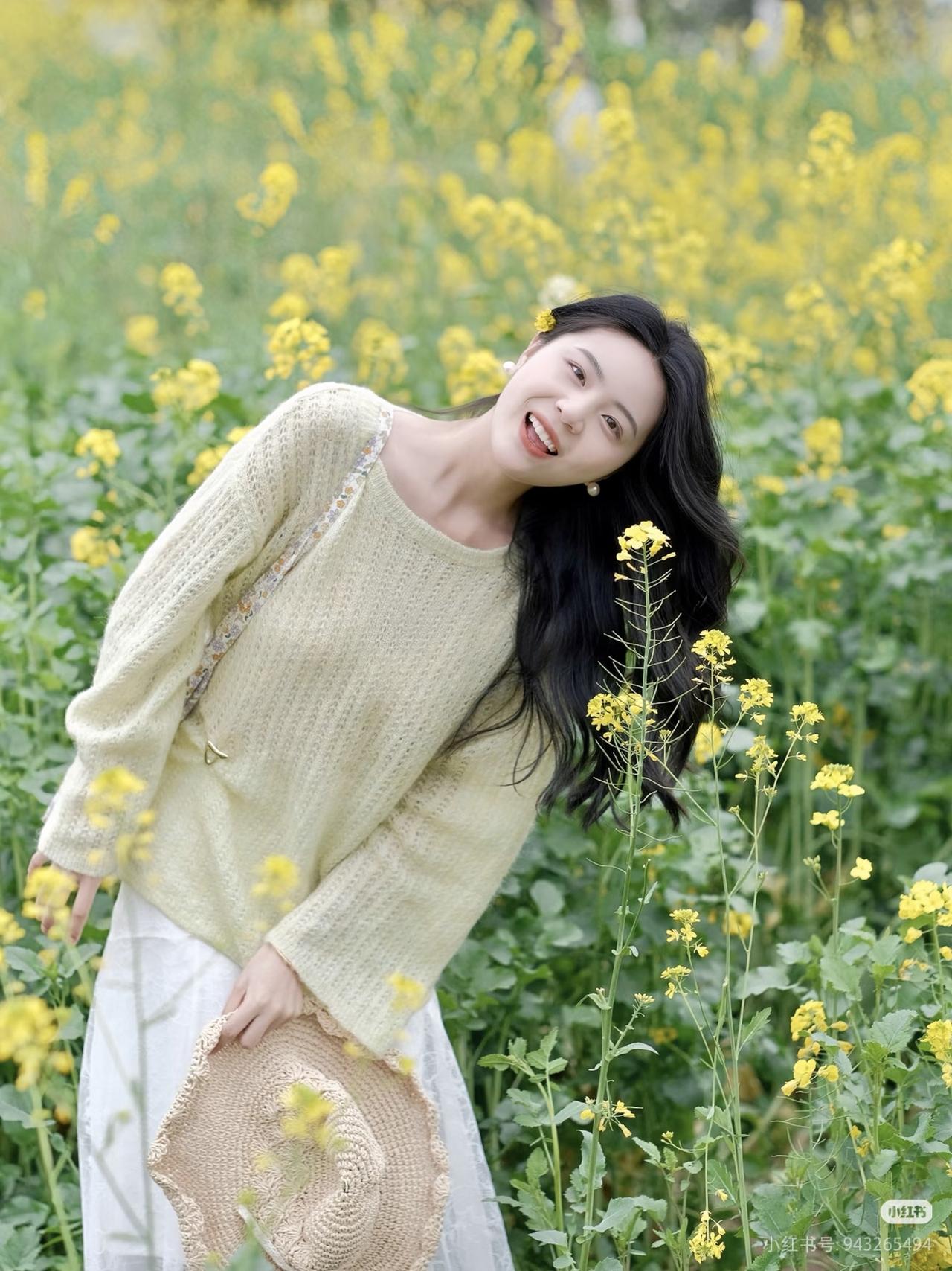 春日野餐，花海中的甜美笑容