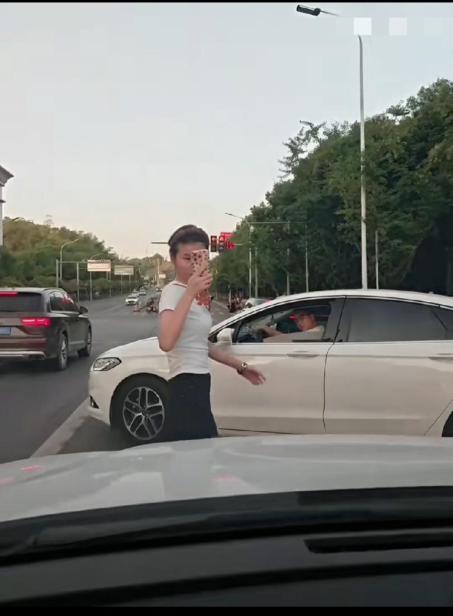 强行阻拦正常直行车辆，压实线横跨两条车道，还吐口水，骂正义发声的路人！她也太嚣张
