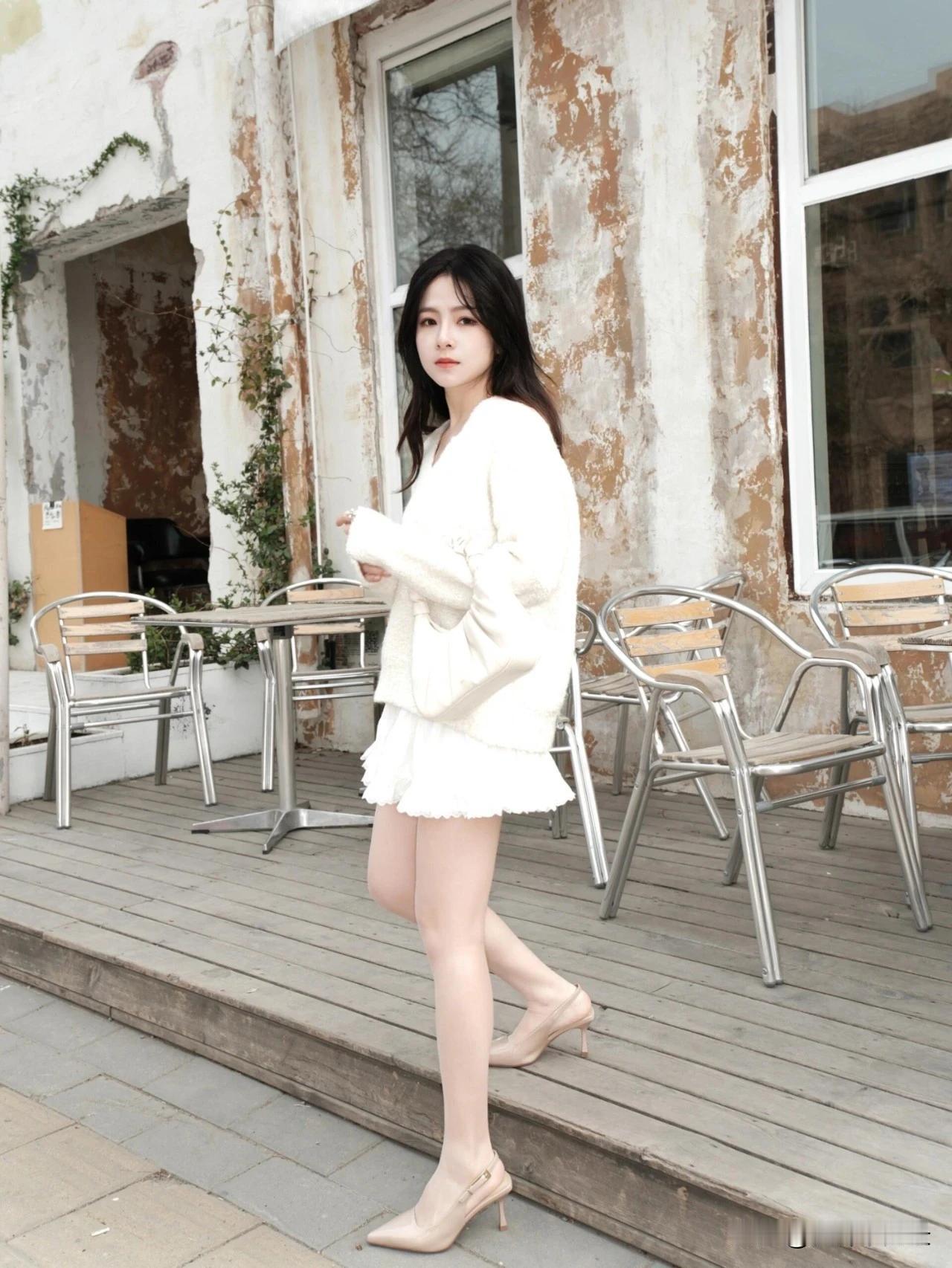 枫叶🍁|颜值穿搭：白色毛衣+白色百褶裙+小高跟高跟鞋什么样的高度更加舒适呢分享