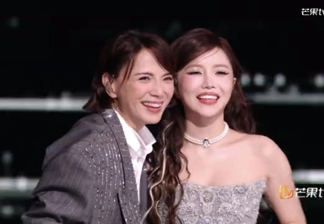 浪姐二公舞台，安琦和李心洁的合唱很好听，再对比唐艺昕的开口忘词，好像是两个节目，