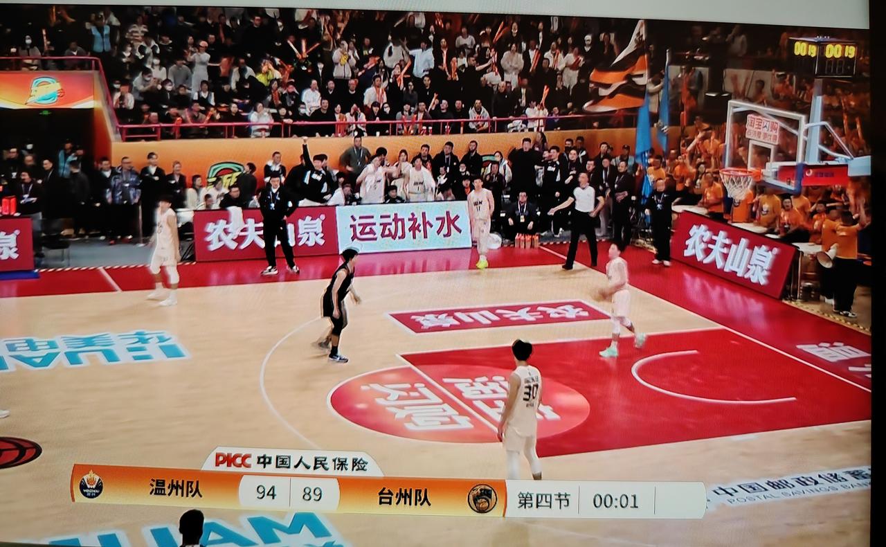 今晚的浙BA，温台大战，上半场台州队先领先，再被温州队反超！下半场台州队再以49
