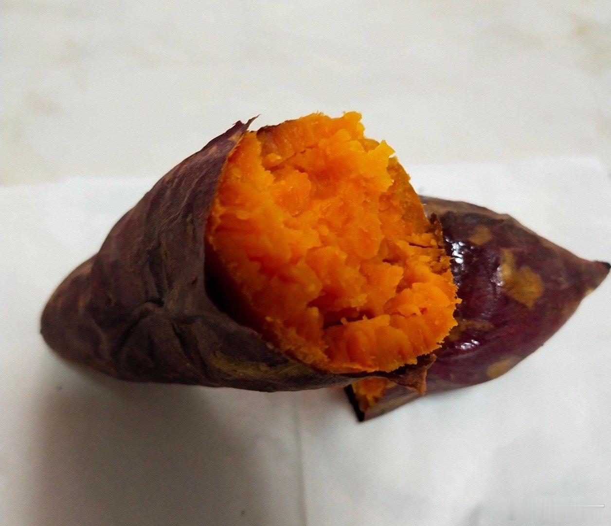 爱吃烤红薯的人天塌了以前闻着那股甜香就走不动道，几块钱一个的平民小吃，暖手又暖胃