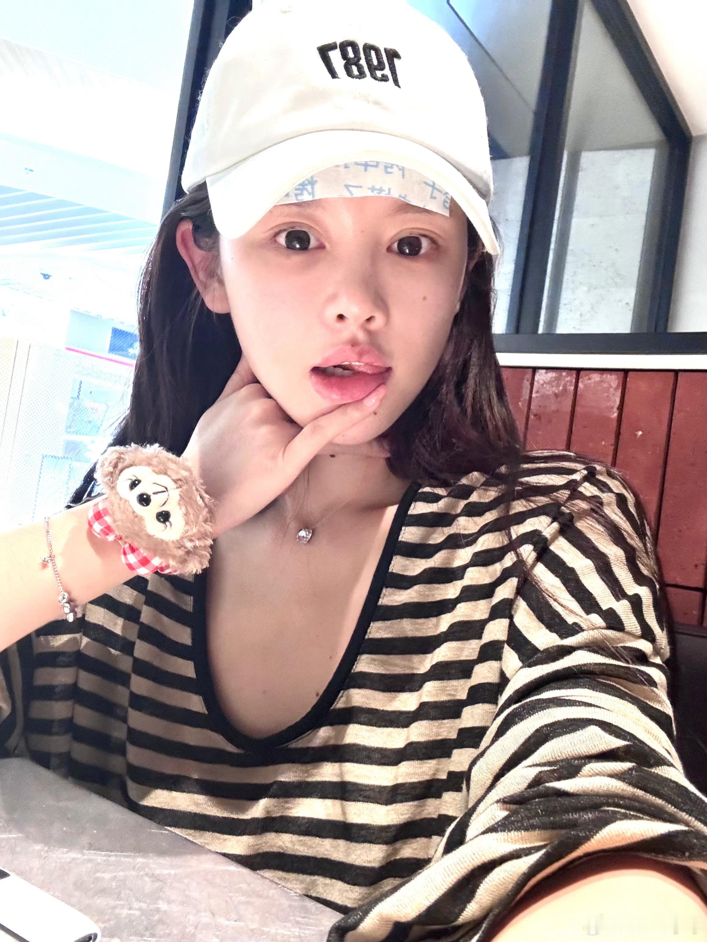 虽然最近不常更新 但是想我了可以给我打电话🐕 ​​​