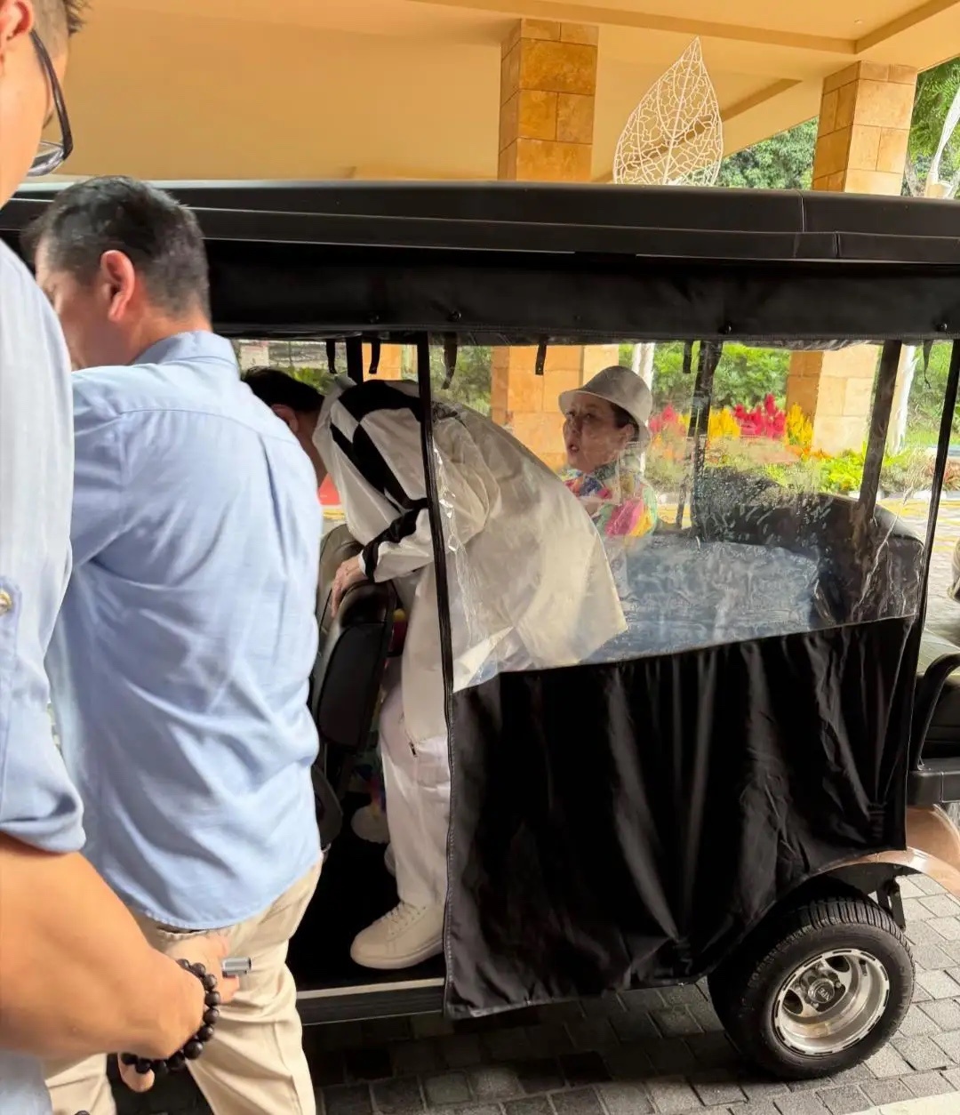 向佐郭碧婷带着一家人到新加坡过新年，向佐素颜现身，装扮休闲，，向华强向太也在。向