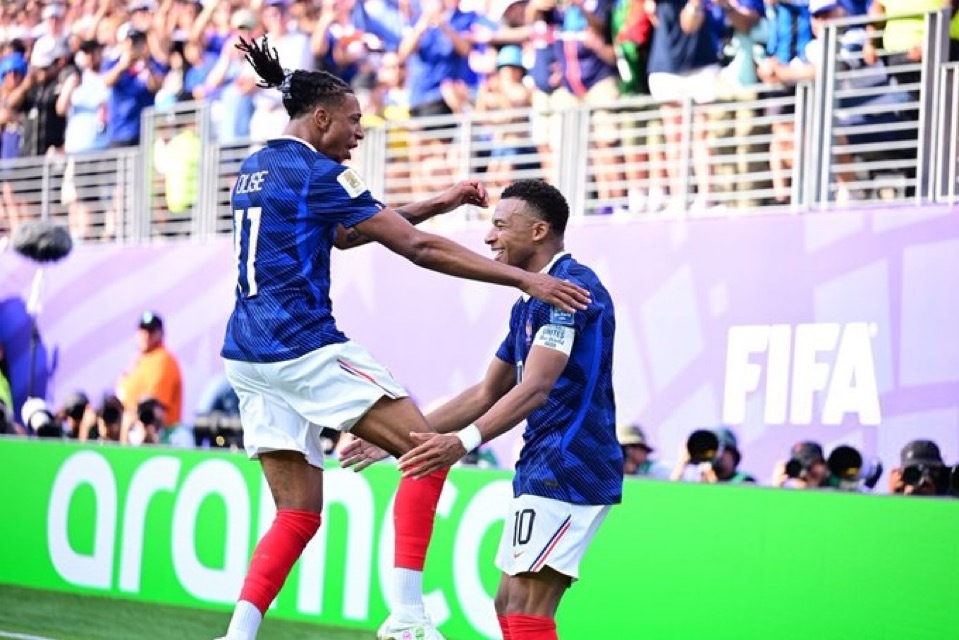 姆巴佩梅开二度法国队以3-0横扫瑞典队，其中姆巴佩梅开二度，来自登贝莱和奥利塞的