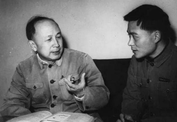 1964年，毛主席在自己的生日宴上，递给钱学森一支烟，而就当他要伸手接烟时，主席