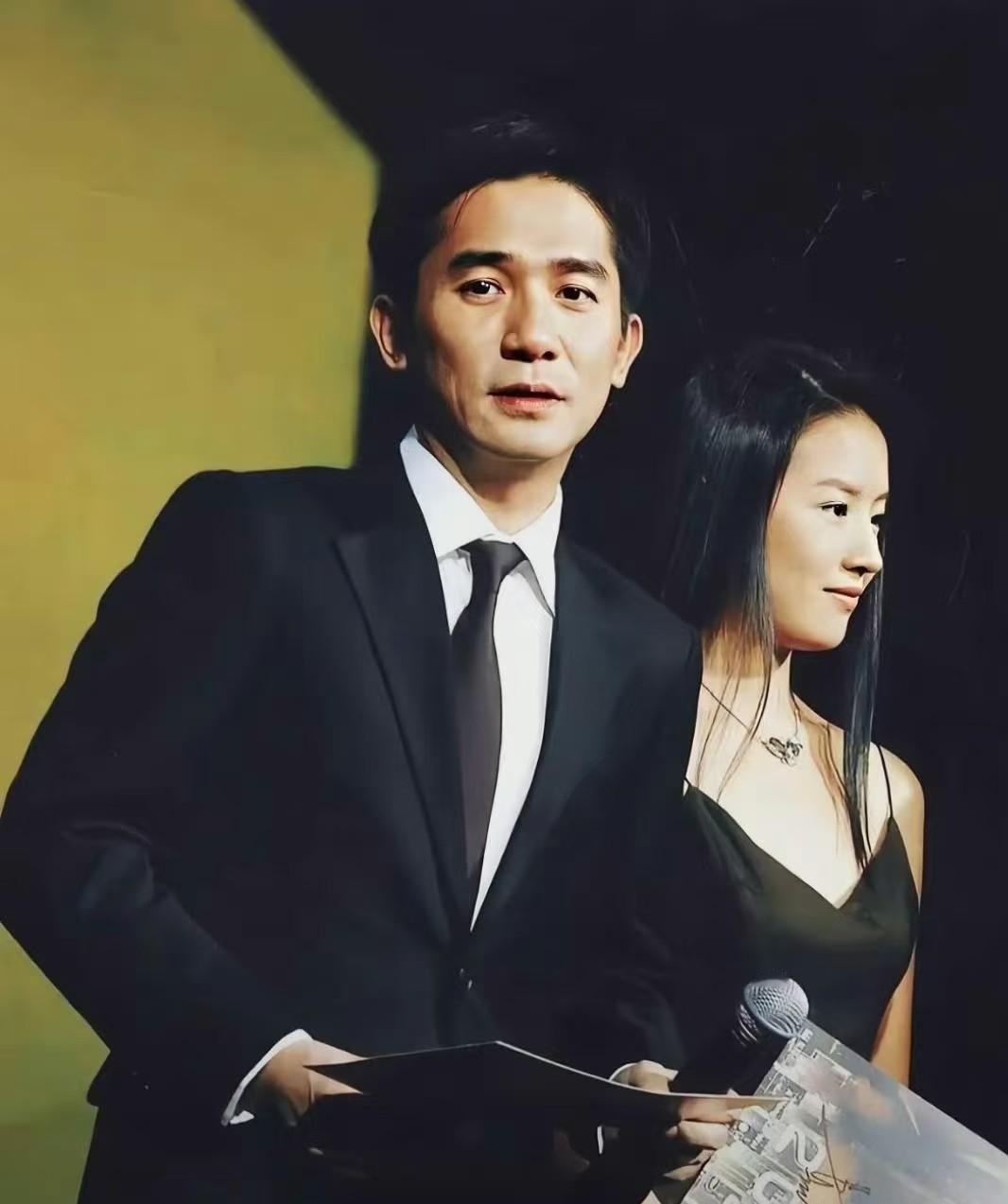 这是梁朝伟和董洁，在2004年出席活动时的一张照片。

当年梁朝伟42岁，董洁2