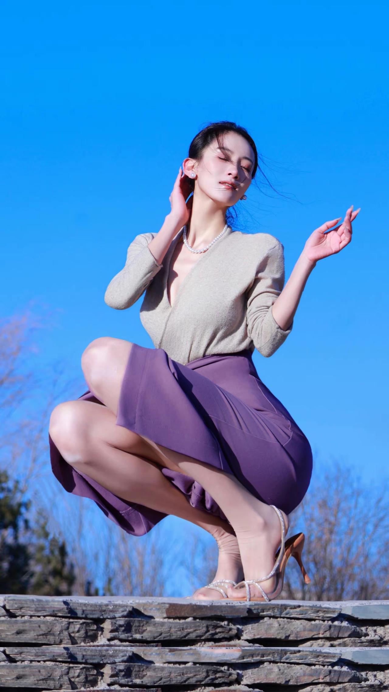 无人扶我青云志，我自踏雪至山巅。
若是命中无此运，孤身亦可登昆仑。