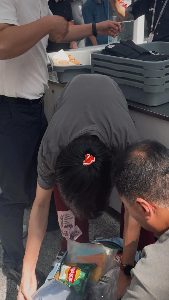张泽禹机场翻包全是零食机场抓拍这个名场面，张泽禹安检翻包，包里全是零食。行程再紧