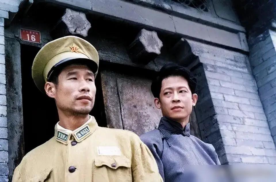 离谱！两代冯静波全是上海人，专演北京胡同教书先生
 
端午档热映的《抓特务》追平