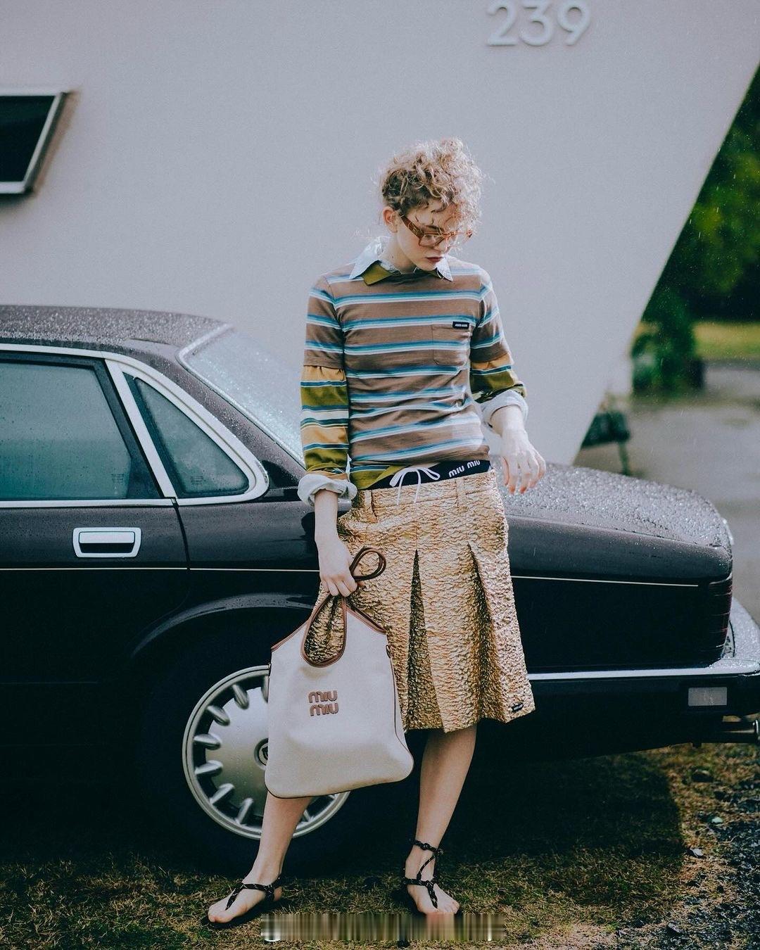 春夏时节的日常搭配，配色沉稳中略带鲜活～ ​​​