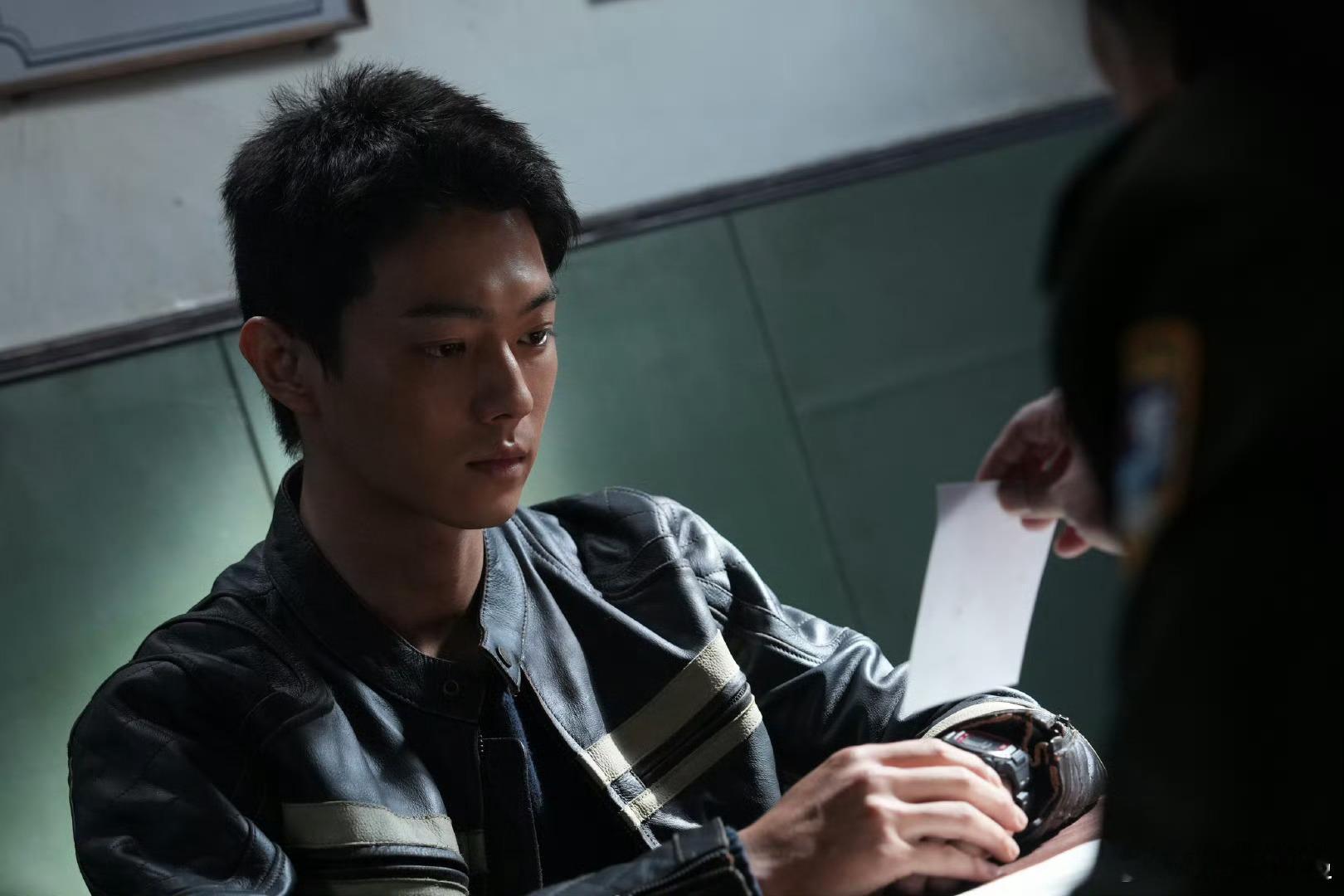 许凯来跟陈飞宇抢赛道了同样是装失忆，陈飞宇是为了黏老婆，许凯却是为了带老婆逃出去