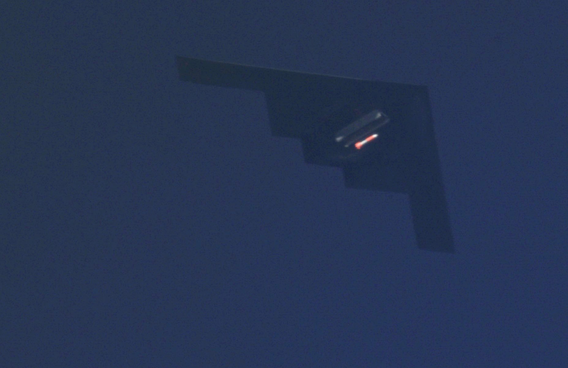美国的冷战思维，B-2轰炸机飞临目标上空投放“铁炸弹”（B61-7核弹）。不是，