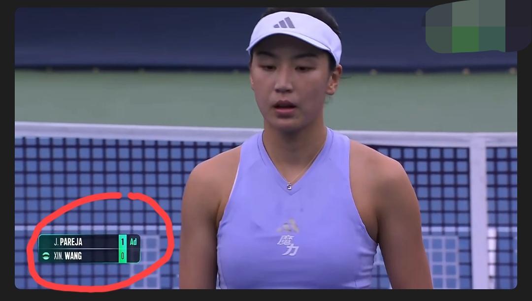 王欣瑜一上来手感不佳，在连续挽救了两个破发点后，才艰难的保住了自己的第一个发球局