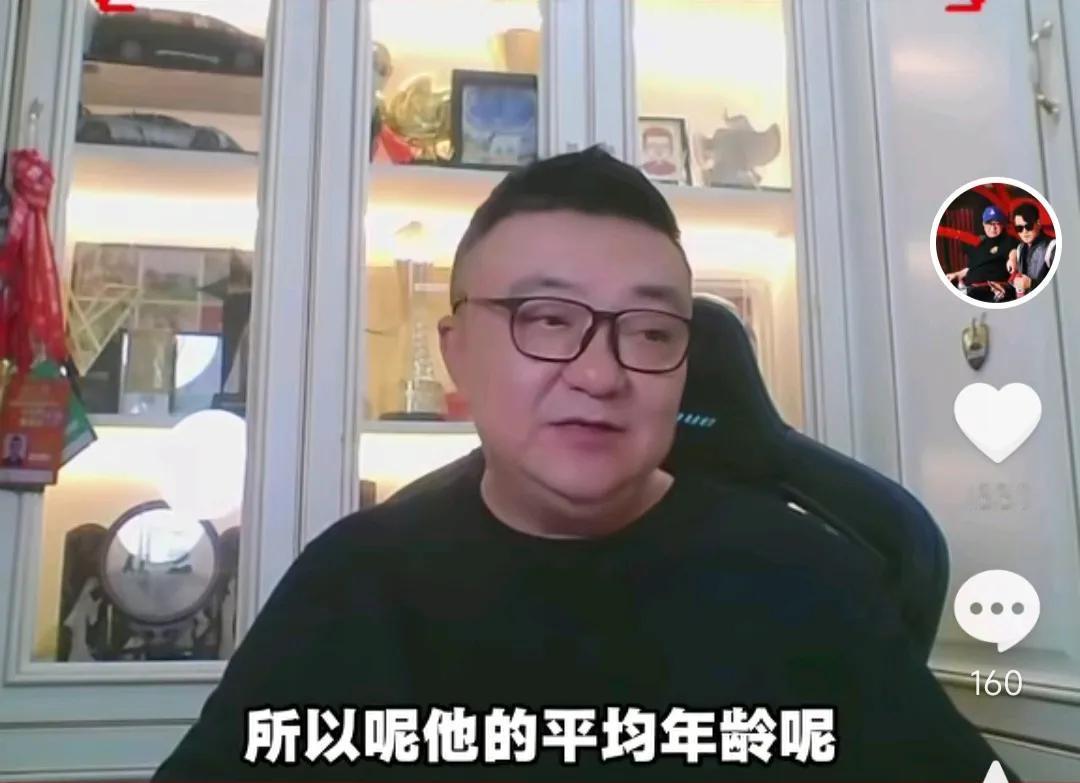 媒体人董路认为，邵佳一不可能为了锻炼年轻球员而放弃成绩。
他在直播时表示，从国足