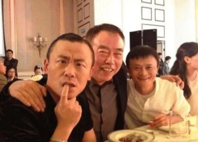 难怪陈凯歌那么能摆谱！你看看饭桌上他搂着千亿身家的马云就像搂着小弟一样，马云马老