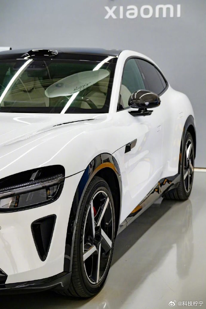 驾驭这款珍珠白座驾，体验阳光下的非凡魅力。内饰采用高级松石灰材质，彰显非凡品味。