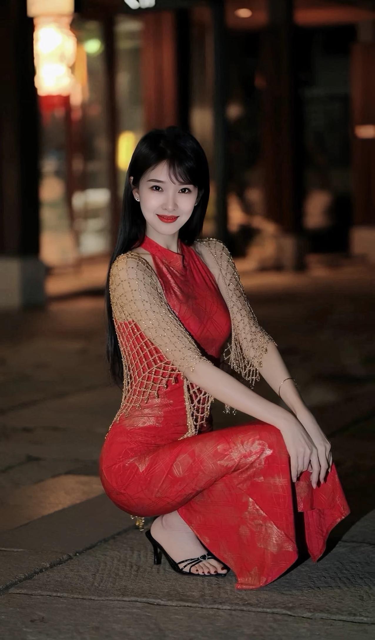 新年华裳，她便是那从盛世画卷中走来的绝代佳人！一身正红旗袍加身，似烈焰灼烧冬夜，