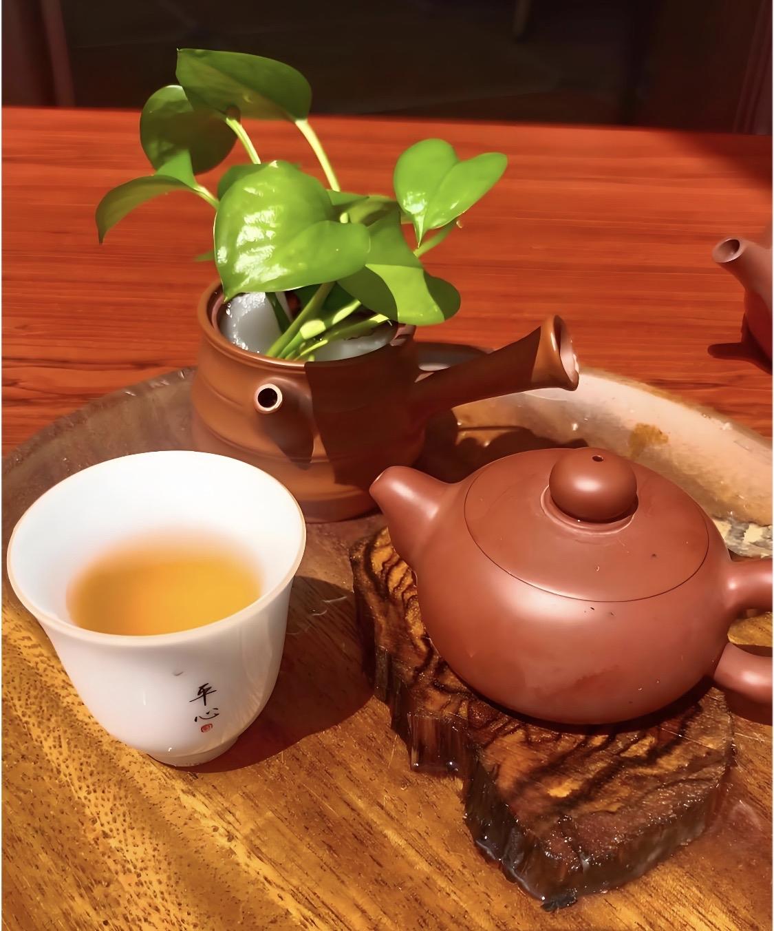 “半盏清茶听夜雨”这个上联，很有意境。上联描绘出在夜里，手捧半盏清茶，静静聆听夜