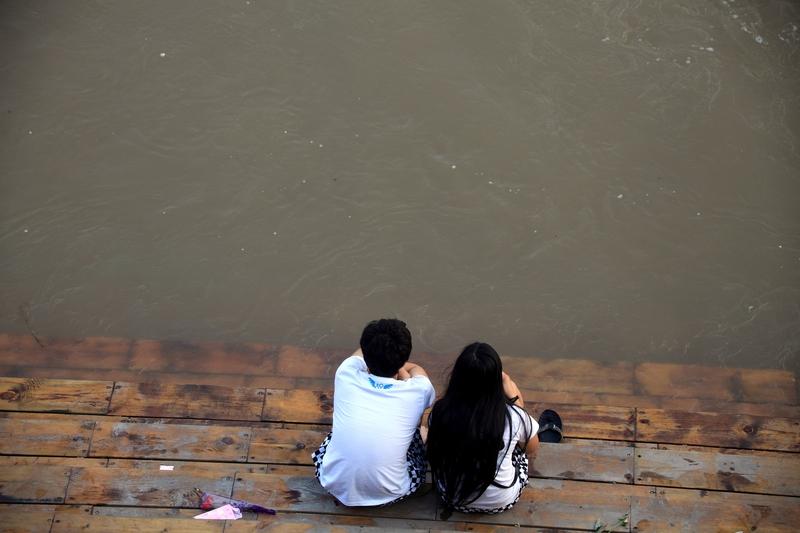 《在人海中，谁的背影最温柔？——关于爱与失落的诗意叙述》


 走着走着，风吹散