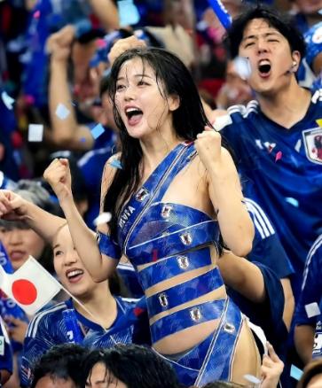 她 “啥都不穿”！

日本本土举办的国际足球友谊赛现场，一名年轻女球迷没有购置球