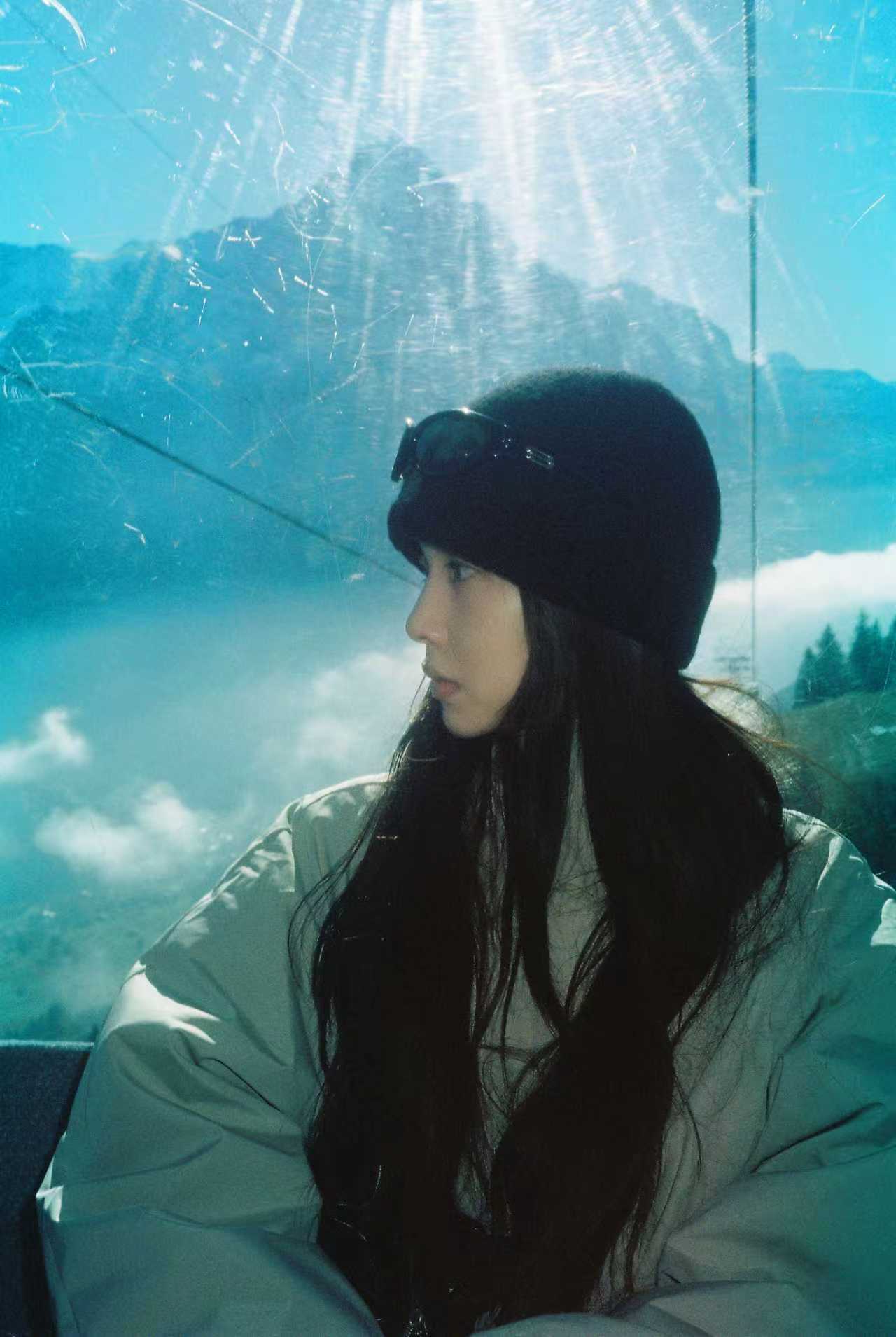 又收到张淼怡的旅行明信片啦~漫步日光，与暖阳同行，一起享受旅行的美好呀！ 