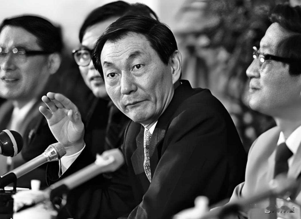 领略一下朱总理少年时期的文采和气质。1947年朱镕基高中毕业，给同学写了一封惜别