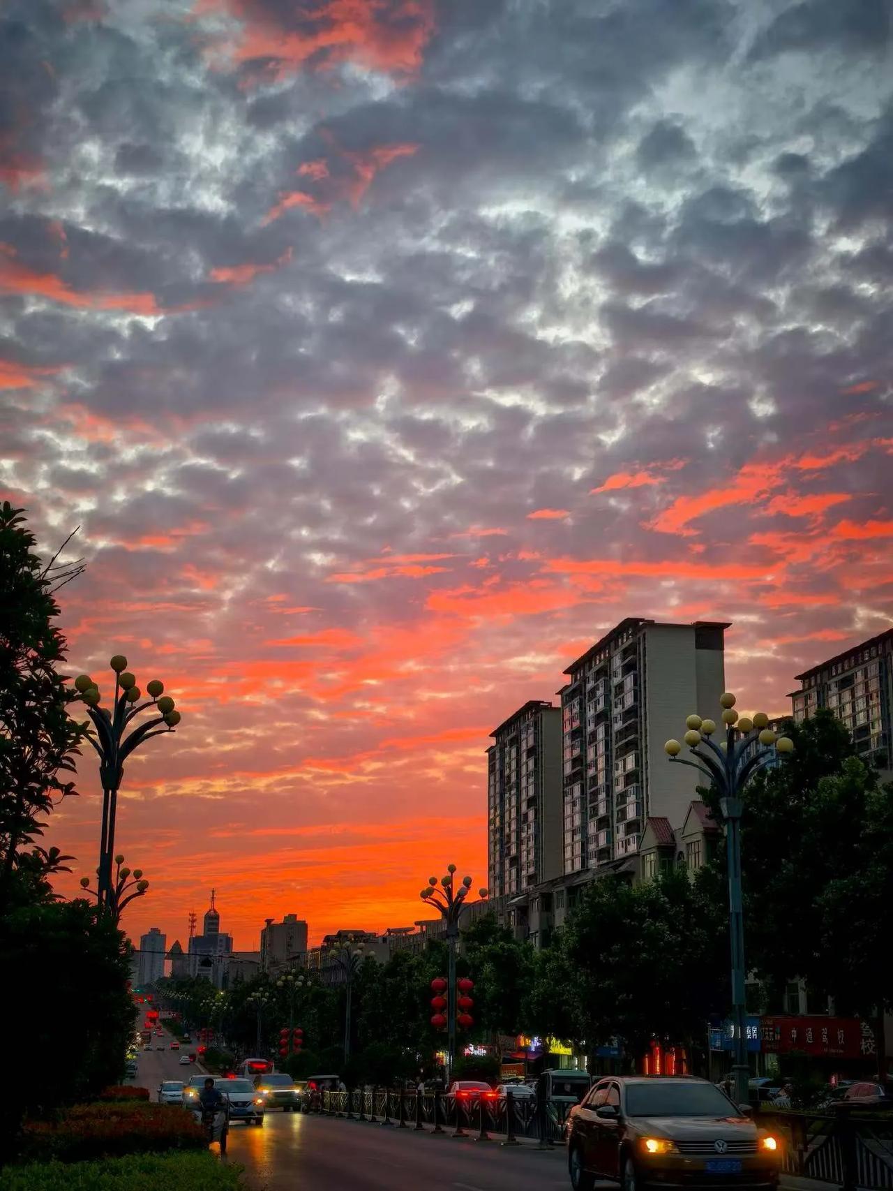假如我没钱，能先看病住院吗急症可先看病住院，医院开通欠费救治通道，后续再结算，医