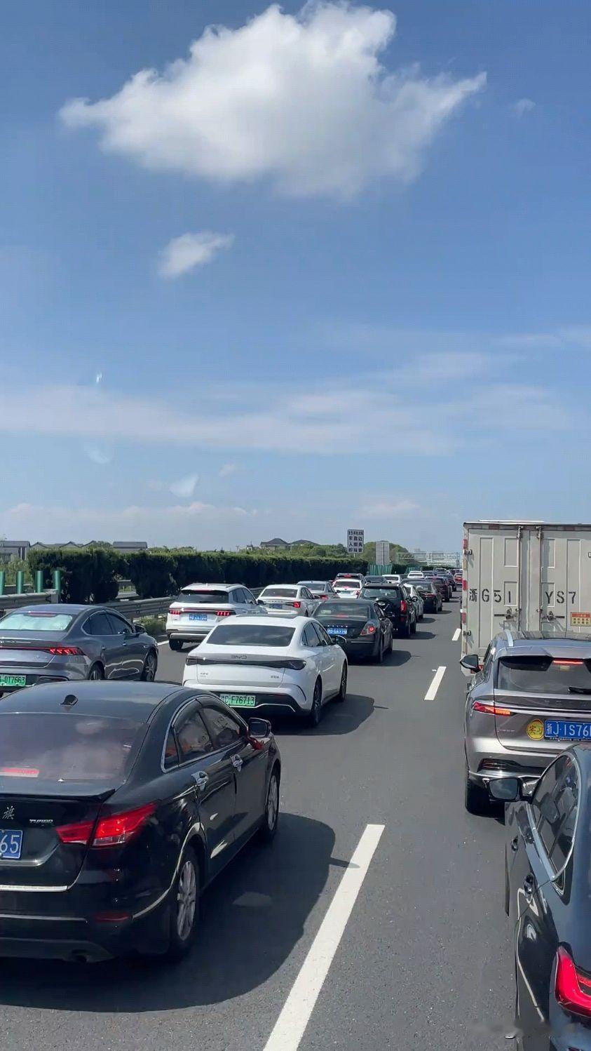 高速堵车冷知识：长假高速大拥堵，最快车道往往不是超车道
 
国庆跑高速，享受免费