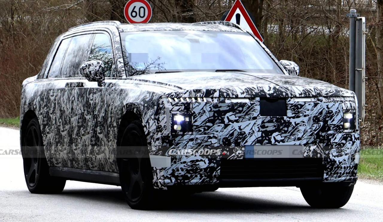 劳斯莱斯也开始用分体大灯了？

近日一组劳斯莱斯的全新SUV谍照曝光，从细节来看