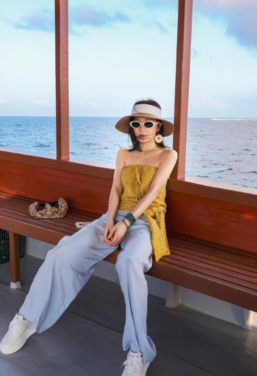 海上飘来一组明信片~
秦岚状态超棒，松弛自在，尽显成熟魅力。这也提醒咱，海边选亮