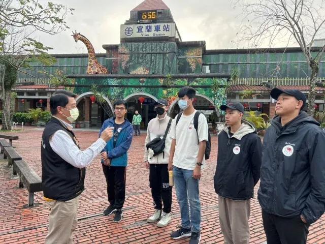 台湾欢送新兵入伍场景，呵呵！
       时间：2月23日清晨。地点，宜兰火车