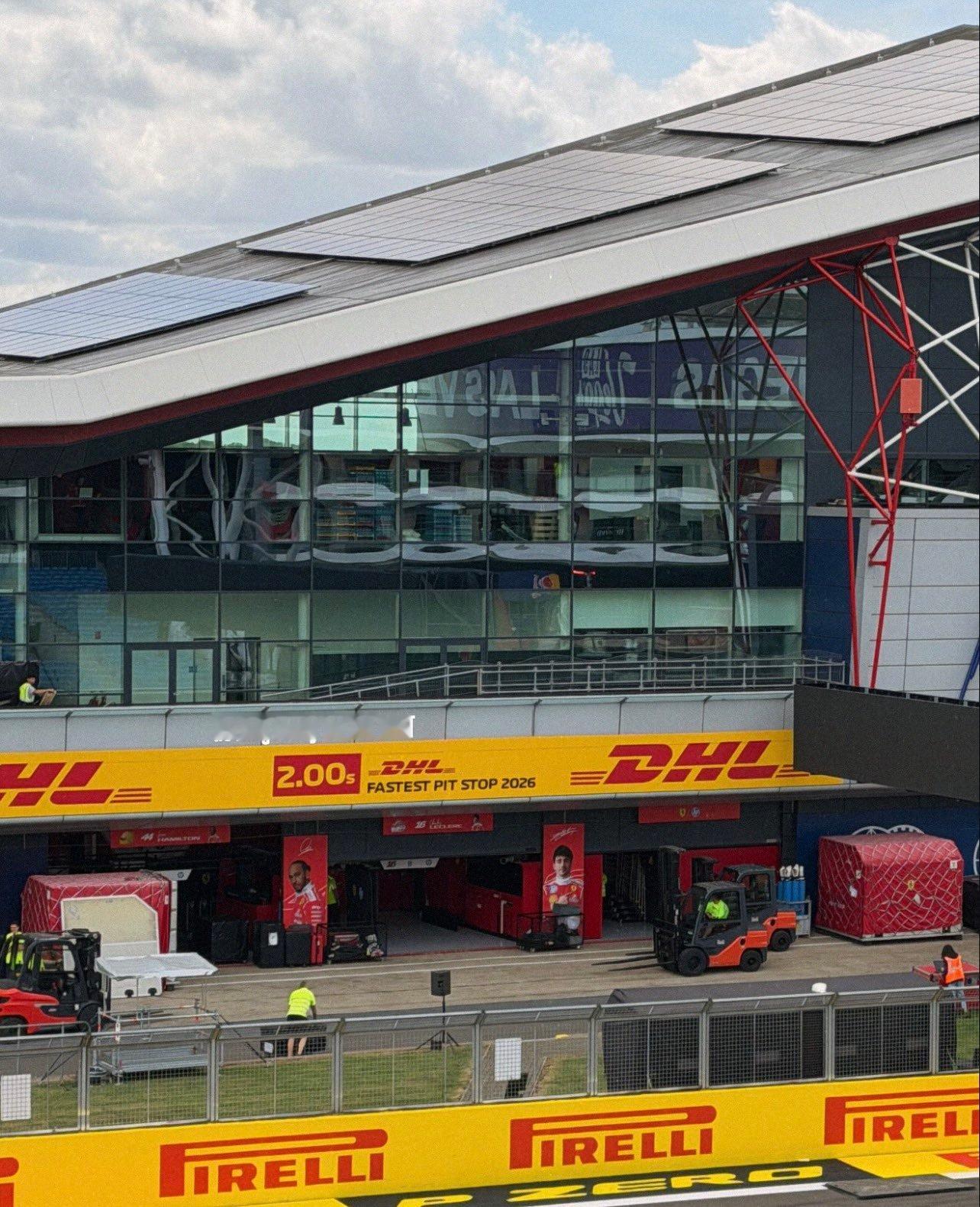 F12026F1英国大奖赛 银石赛道各家车库在紧锣密鼓地搭建中…… 