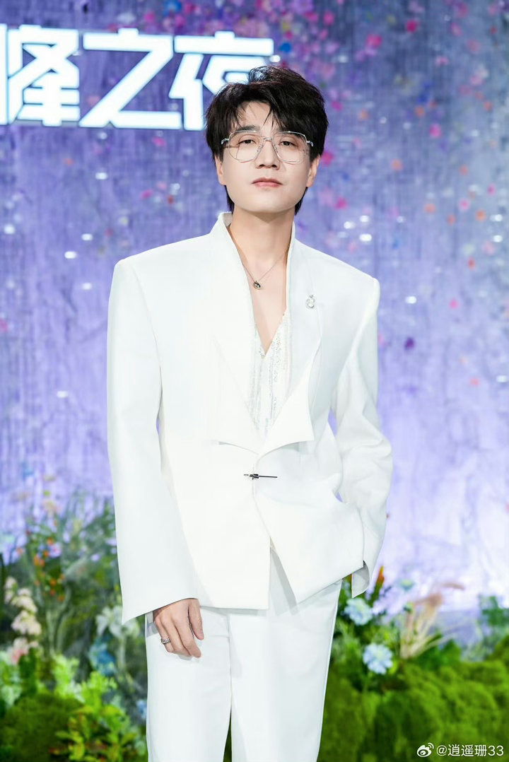 王铮亮红毯自己给自己唱BGM 王铮亮走红毯，自己给自己配乐。戏腔版蓝精灵一出来，