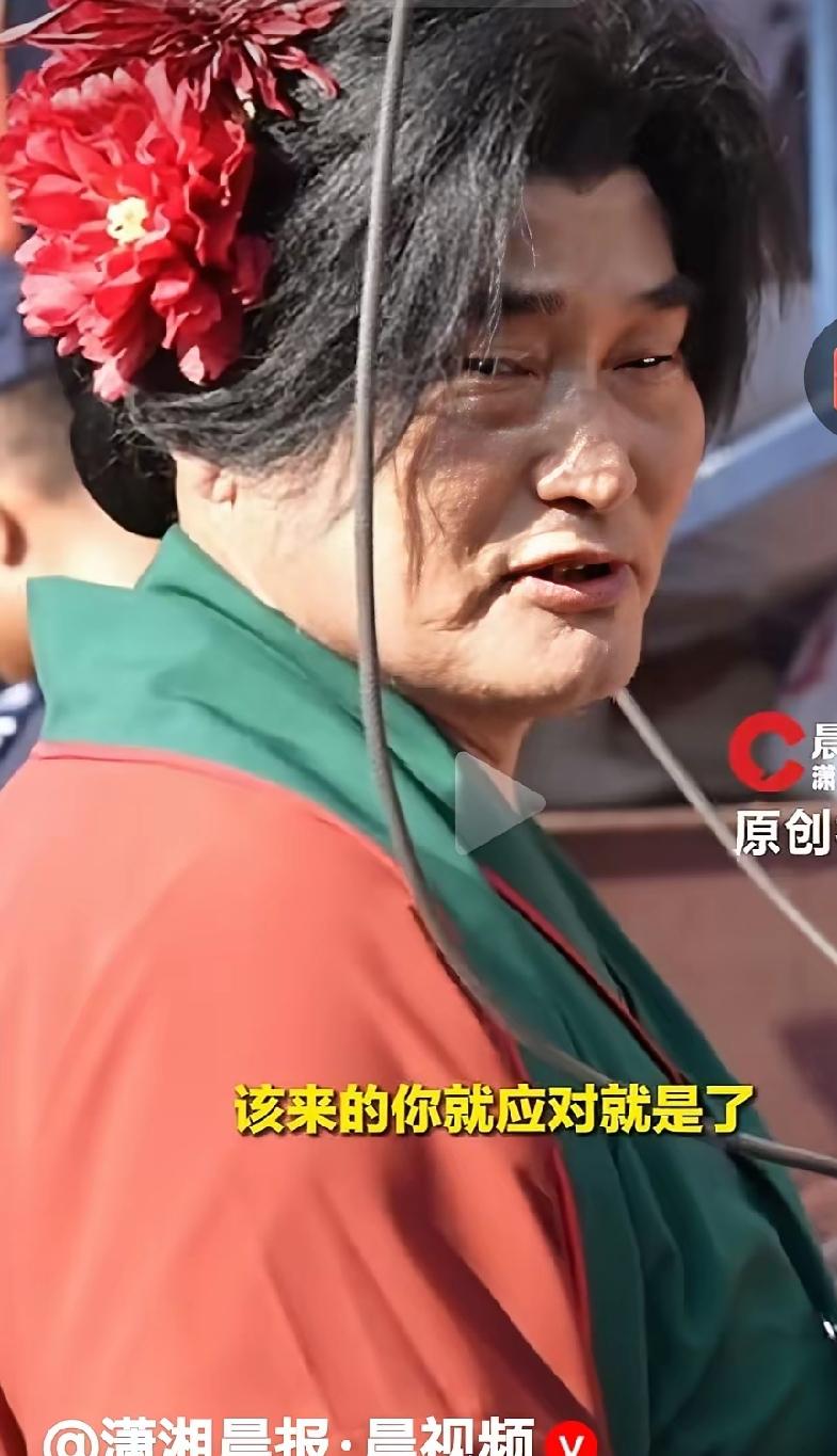 朱之文的扮相算不算低俗？
算不算不务正业？
