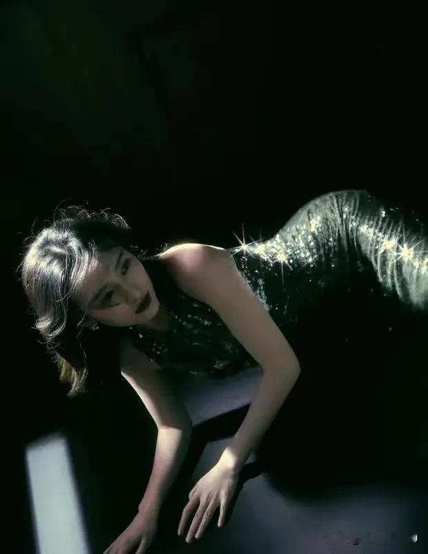 明星真不是一般人能当的，看看宝妈王鸥就知道！生完孩子的女人，没有想象中大肚腩水桶