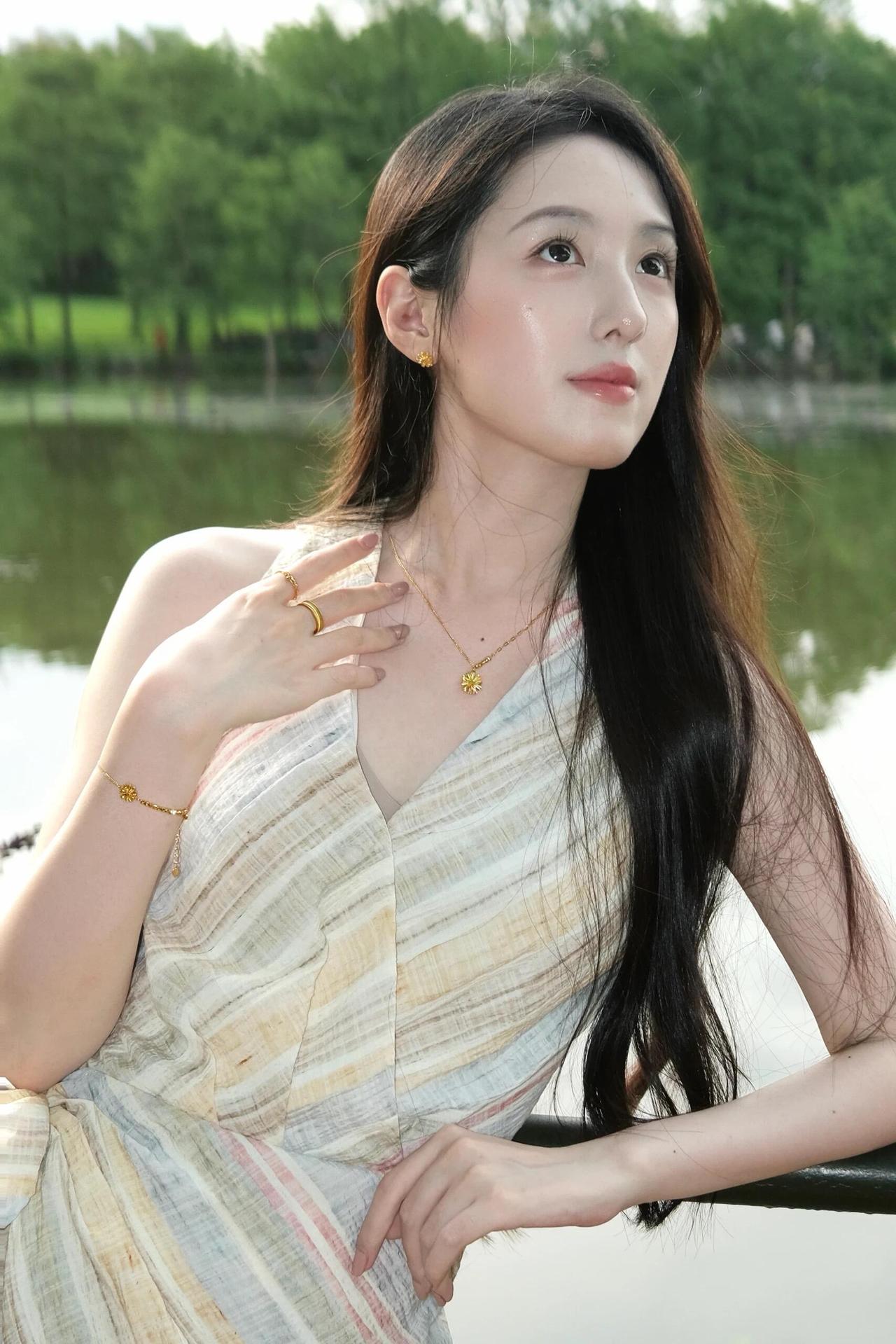 一位美女在湖边拍照