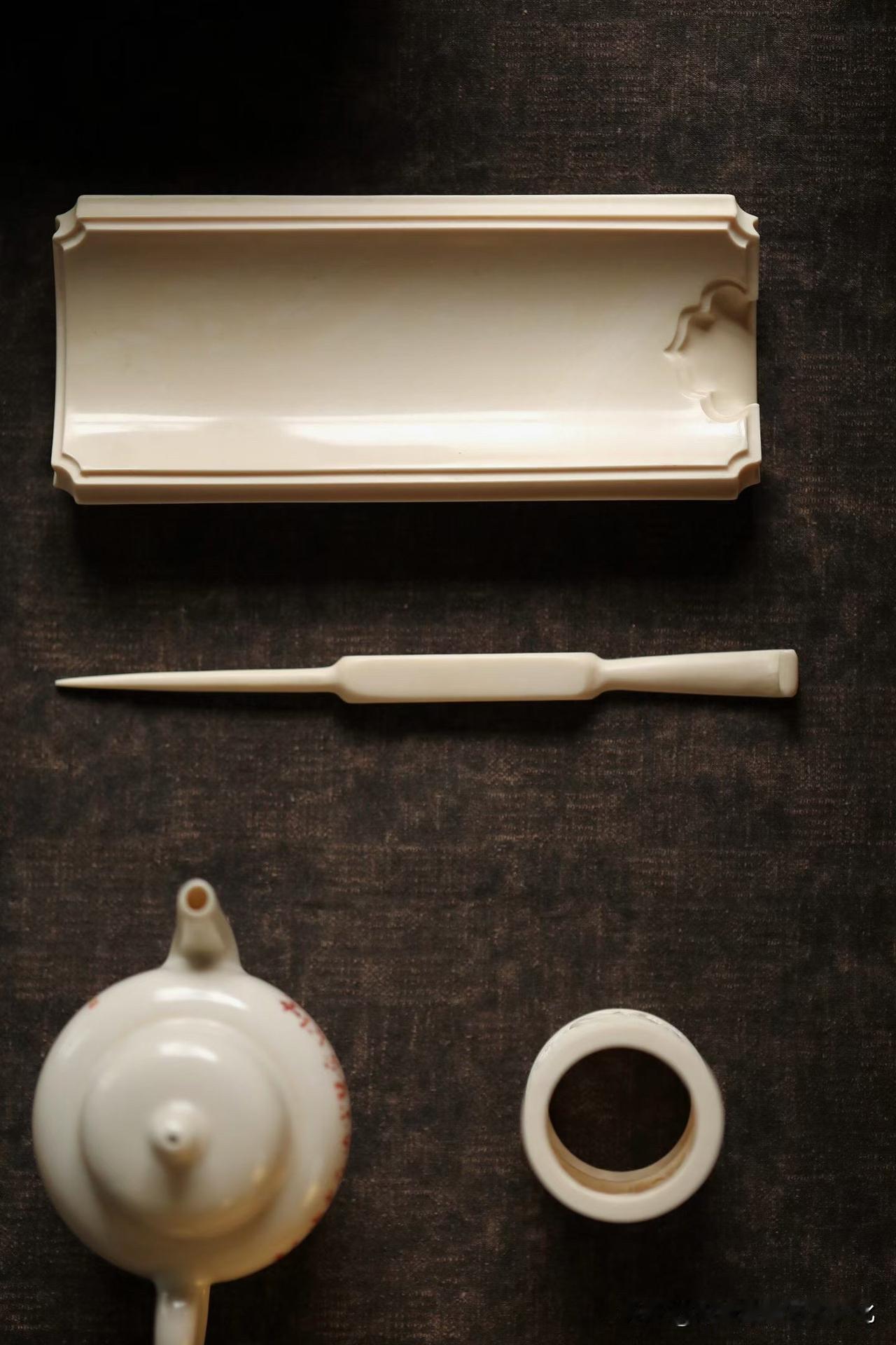 有些器物，越简单，越难做。

猛犸为材，温润如脂，
不靠繁饰取胜，只留线条说话。